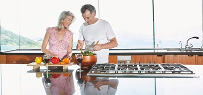 Pareja mayor cocinando