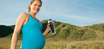 Mujer embarazada haciendo ejercicio